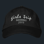 Boné Tipografia de Script Moderno de Viagem de Meninas<br><div class="desc">Girls Trip Modern Script Typografia Personalizada Personalizada Embroiderada Baseball Boné apresenta o texto simples e bordado "Girls Trip" com sua localização personalizada e data ou ano. Perfeito para a sua próxima viagem. Criado pelo Evco Studio www.zazzle.com/store/evcostudio</div>