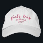 Boné Tipografia de Script Moderno de Viagem de Meninas<br><div class="desc">Girls Trip Modern Script Typografia Personalizada Personalizada Embroiderada Baseball Boné apresenta o texto simples e bordado "Girls Trip" com sua localização personalizada e data ou ano. Perfeito para a sua próxima viagem. Criado pelo Evco Studio www.zazzle.com/store/evcostudio</div>