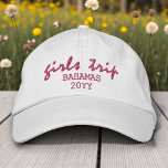 Boné Tipografia de Script Moderno de Viagem de Meninas<br><div class="desc">Girls Trip Modern Script Typografia Personalizada Personalizada Embroiderada Baseball Boné apresenta o texto simples e bordado "Girls Trip" com sua localização personalizada e data ou ano. Perfeito para a sua próxima viagem. Criado pelo Evco Studio www.zazzle.com/store/evcostudio</div>