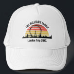 Boné Trilha de Família Personalizada Sunset da Inglater<br><div class="desc">O chapéu personalizado de férias de Londres,  com uma silhueta das atrações da cidade em frente a um pôr do sol legal,  incluindo a ponte,  o olho de Londres (Millenium Wheel) e o relógio do Big Ben. Legal viagem do Reino Unido guardam lembrança.</div>