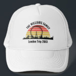 Boné Trilha de Família Personalizada Sunset da Inglater<br><div class="desc">O chapéu personalizado de férias de Londres,  com uma silhueta das atrações da cidade em frente a um pôr do sol legal,  incluindo a ponte,  o olho de Londres (Millenium Wheel) e o relógio do Big Ben. Legal viagem do Reino Unido guardam lembrança.</div>
