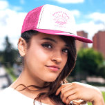 Boné Trilha de Namorada de Verão com Interrupção de Mol<br><div class="desc">Abrace o minimalismo chic das férias de primavera com este camionista personalizado que comemora a fuga da sua gangue! Descarte os slogans turistas e mostre o espírito sofisticado do seu esquadrão com um logotipo moderno e elegante com seu destino escolhido. Cada olhadela sussurra, "O salto da primavera deu certo. Personalize...</div>