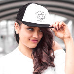 Boné Trilha de Namorada de Verão com Interrupção de Mol<br><div class="desc">Abrace o minimalismo chic das férias de primavera com este camionista personalizado que comemora a fuga da sua gangue! Descarte os slogans turistas e mostre o espírito sofisticado do seu esquadrão com um logotipo moderno e elegante com seu destino escolhido. Cada olhadela sussurra, "O salto da primavera deu certo. Personalize...</div>