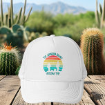 Boné Trilha do Deserto da Arizona Sunset Cactus Persona<br><div class="desc">Este pôr do sol de cacto legal que é personalizado com o seu nome familiar para uma viagem à Arizona Phoenix ou a outra cidade de oásis no deserto. Chapéus de férias personalizados em cores brilhantes,  divertidas e laranja com um roteiro personalizado grunge.</div>