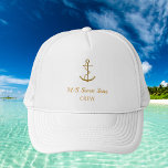 Boné Tripulação do iate de iate com âncora branca<br><div class="desc">Um fundo branco. Decorrido com uma âncora de ouro falso. Personalize e adicione o nome do barco,  título/texto.</div>