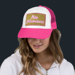 Boné Trucker Hat<br><div class="desc">Mostre seu legal com o chapéu de caminhoneiro rosa com brilho de ouro falso que diz "puro delírio". É excelente para dias de "cabelo ruim". Personalize-o para fazer com que as palavras leiam o que você deseja.</div>