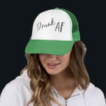 Boné Trucker Unissex com Logo Drunk AF Charcoal<br><div class="desc">Boné de caminhoneiro unissex Drunk AF - o logotipo pode ser movido se necessário, e você pode adicionar texto para personalizar. Recomendamos algo como uma hashtag de casamento! Nós adoramos tudo sobre essa coleção: paleta de cores rosa, verde e preto, tipografia relaxada e divertida, e gráficos perfeitos de verão para...</div>