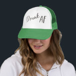 Boné Trucker Unissex com Logo Drunk AF Charcoal<br><div class="desc">Boné de caminhoneiro unissex Drunk AF - o logotipo pode ser movido se necessário, e você pode adicionar texto para personalizar. Recomendamos algo como uma hashtag de casamento! Nós adoramos tudo sobre essa coleção: paleta de cores rosa, verde e preto, tipografia relaxada e divertida, e gráficos perfeitos de verão para...</div>