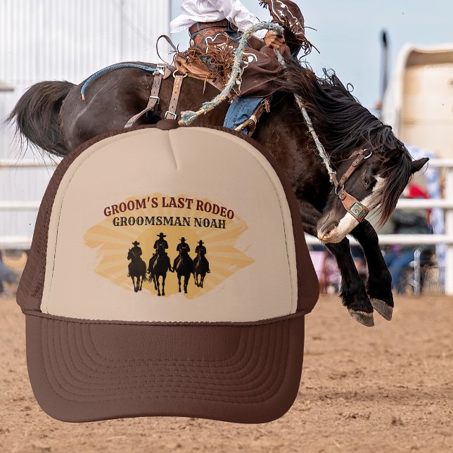 Boné Último Rodeio Padrinho Nome Personalizado Caubói P (Last Rodeo Groomsman Custom Name Cowboy Sunset Trucker Hat)