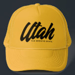 Boné Utah, a colmeia, diz chapéu de caminhoneiro amarel<br><div class="desc">Utah, a colmeia, diz chapéu de caminhoneiro amarelo de mel. Boné personalizado de baseball para verão, praia, visto casual, esportes, viagem, golfe e muito mais. Na moda para homens e mulheres. Disponível em outras cores legal também. Adicione o seu próprio Estado americano ou apelido, opcionalmente. Boa ideia de presente de...</div>