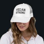 Boné Vegan Strong Grungy Typografia<br><div class="desc">Vegan forte. Mostre seu estilo de vida vegano orgulhosamente com este design de camisa que apresenta texto preto ousado e de estilo gripado.</div>
