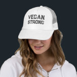 Boné Vegan Strong Grungy Typografia<br><div class="desc">Vegan forte. Mostre seu estilo de vida vegano orgulhosamente com este design de camisa que apresenta texto preto ousado e de estilo gripado.</div>