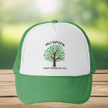 Boné Verde de Correspondência Personalizada de Árvore d<br><div class="desc">Personalize esses bonitos chapéus de árvore em verde para a próxima reunião da família. Personalize com o sobrenome de sua família acima das folhas verdes com o evento e o ano abaixo do desenho da natureza.</div>