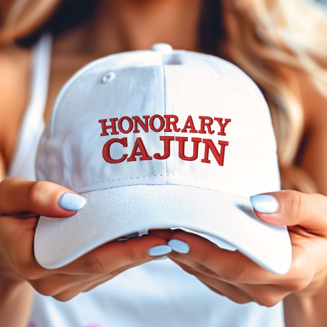 Boné Vermelho Cajun Honorário em Branco (Honorary Cajun Red on White Embroidered Baseball Cap)