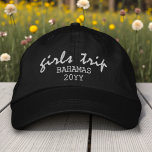 Boné Viagem de Meninas Tipografia Moderna de Roteiro Pe<br><div class="desc">Viagem de Meninas Tipografia Moderna de Roteiro Personalizada Boné de Beisebol Bordado Personalizado apresenta o texto bordado moderno simples "Viagem de Meninas" com sua localização e data ou ano personalizados. Perfeito para sua próxima viagem de meninas. Criado por Evco Studio www.zazzle.com/store/evcostudio</div>