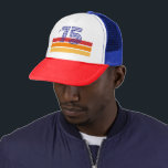 Boné Vintage 1975 Retro Stripe Sun 50th Birthday<br><div class="desc">.: Diversos As cores primárias aparecem neste design de pôr do sol da faixa retrorreflectora,  que pode ser mudado. Você pode personalizar o texto e a fonte! .: Os itens de coordenação estão disponíveis</div>