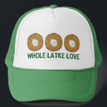 Boné Whole Latke (Lotta) Adora Pancakes de Batata Hanuk<br><div class="desc">Design apresenta uma ilustração original de uma deliciosa panqueca de batata latke revestida com sorvete azedo, grampeadora na cozinha de feriado judaica, e WHOLE LATKE LOVE em uma fonte divertida. Ideal para comemorações de Hanukkah! Este design de latas de Chanukah também está disponível em outros produtos. Muitos designs adicionais estão...</div>