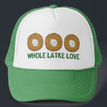 Boné Whole Latke (Lotta) Adora Pancakes de Batata Hanuk<br><div class="desc">Design apresenta uma ilustração original de uma deliciosa panqueca de batata latke revestida com sorvete azedo, grampeadora na cozinha de feriado judaica, e WHOLE LATKE LOVE em uma fonte divertida. Ideal para comemorações de Hanukkah! Este design de latas de Chanukah também está disponível em outros produtos. Muitos designs adicionais estão...</div>