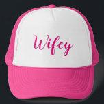 Boné Wifey. Rosa e branco<br><div class="desc">Bonito,  cor-de-rosa e branco,  "Wifey, " chapéu. Presente agradável para recentemente um wed. Harmonização preto e branco,  "benzinho, " chapéu também disponível.

https://www.zazzle.com/hubby_black_and_white_trucker_hat-148340257032118617</div>