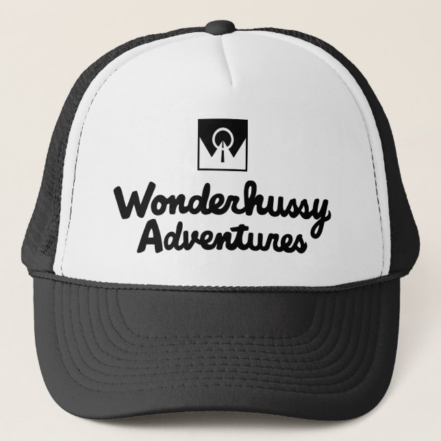 Boné Wonderhussy Adventures Black Logo Trucker Hat (Frente)