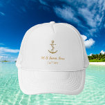 Boné Yacht de iate branco com âncora de ouro capitão<br><div class="desc">Um fundo branco. Decorrido com uma âncora de ouro falso. Personalize e adicione o nome do barco,  título/texto.</div>