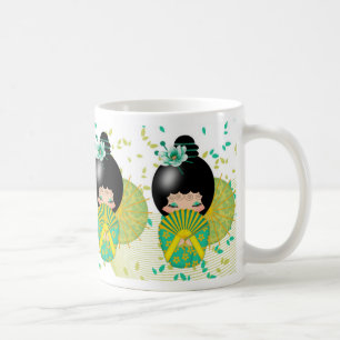 Bonecas de Kokeshi na caneca verde e amarela