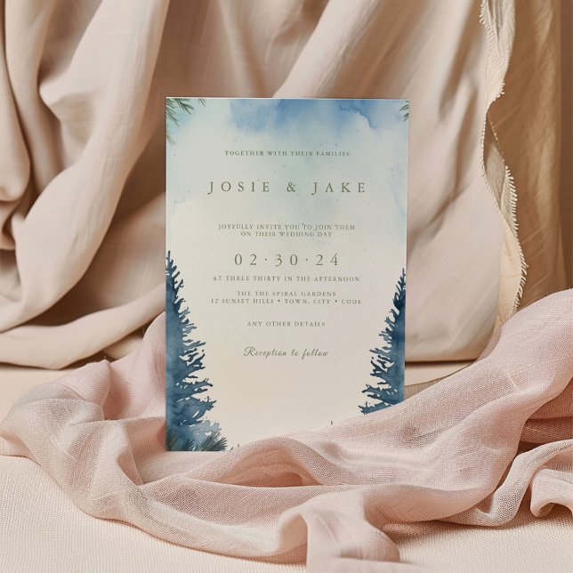 Bonito convite para casamento de pinheiros verdes (Blue watercolor forest wedding invitation with pine tree border and elegant typography.)