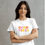 Bons vibes tipografia simples, vermelho, T-Shirt<br><div class="desc">Boas vibrações modernas e simples camiseta. Simples e positiva citação de boas vibrações para as mulheres roupa. Camiseta de tipografia branca para mulheres. . Camiseta feminina bonita para mulheres,  professores,  namoradas,  mães,  milênios,  colegas de trabalho,  adolescentes,  amigos. Ideia perfeita de presente para dia de as mães,  aniversários,  natal,  feriados.</div>