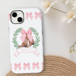 Boots da Cowgirl e Arcos Rosa Personalizados<br><div class="desc">Capas de iphone personalizada com botas de cowgirl e um arco rosa grande, enquadrado com uma faixa de riso e nome. Adicione seu nome, monograma ou inicial. Design com bordas de arcos cor-de-rosa para combinar com o logotipo da vaqueira. Projetado para o iPhone 14 Plus, mas ajustado muitos outros modelos....</div>