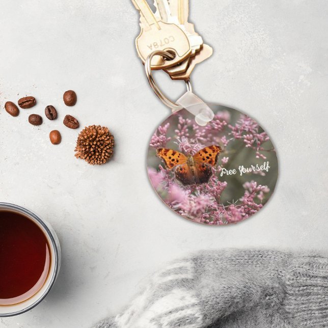 Borboleta castanha sobre Chaveiro de flor rosa (Criador carregado)