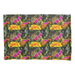 Borboleta-de-monarca em marigold rosa