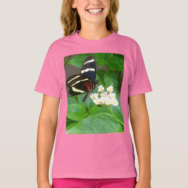 Borboleta feminina em camiseta de flores (Frente)
