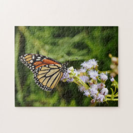 Borboleta Monarca sobre Quebra-cabeça de flores se
