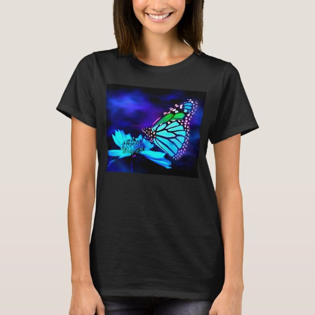 Borboleta no t-shirt leve azul (Frente)