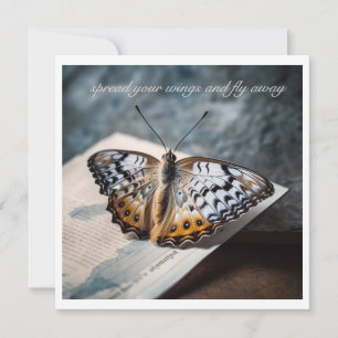 Borboleta sentada em livro aberto, personalizável