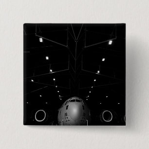 Bóton Quadrado 5.08cm A Globemaster III C-17 fica num hangar