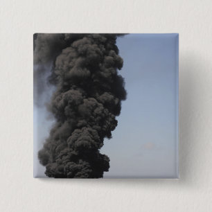 Bóton Quadrado 5.08cm As nuvens de fumo escuras e de fogo emergem
