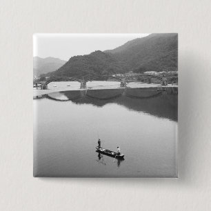 Bóton Quadrado 5.08cm Ásia, Japão, Iwakuni. Pescadores e ponte histórica