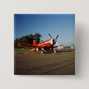 Bóton Quadrado 5.08cm avião F2G-1D Super Corsair em um show aéreo em