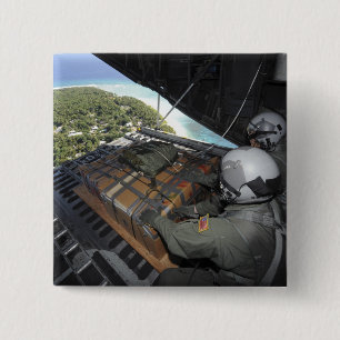 Bóton Quadrado 5.08cm Aviões empurram uma palete de mercadorias doadas 2