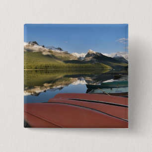 Bóton Quadrado 5.08cm Barcos estacionados na margem do lago Maligne,