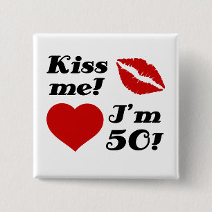 Bóton Quadrado 5.08cm Beije-me, tenho 50 anos!