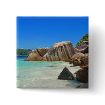 Belo Mar Tropical com uma praia Rocky