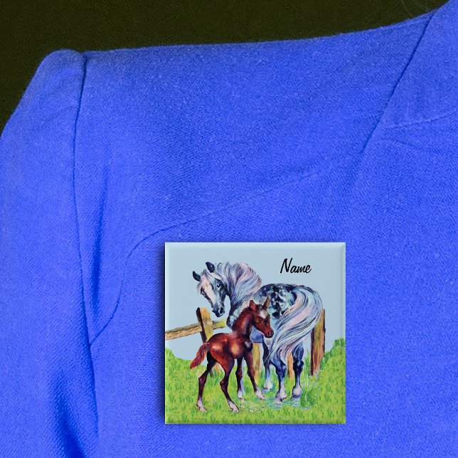 Bóton Quadrado 5.08cm Bonito Amor, Cavalo-Mãe com Grama Colt Castanho (Pretty mother horse in grass field with brown baby colt by fence on square pin back button.)
