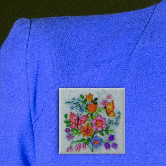 Bóton Quadrado 5.08cm Borboletas das flores do Buquê primavera (Bouquet pretty flowers with butterflies embroidery look on light grey square pin back button.)