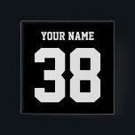 Bóton Quadrado 5.08cm Botão do costume dos esportes nome e do número<br><div class="desc">Botão personalizado do nome e do número. Customizável "seus nome e número" alinham. Mude as cores do texto,  dos números ou do fundo usando a ferramenta projetar. O excelente personalizou o botão para pais,  jogadores ou equipes dos esportes.</div>