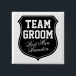 Bóton Quadrado 5.08cm Botões do Grupo | Personalizar para festa de casam<br><div class="desc">Botões do grupo personalizado para casamento / solteiro / solteira / festa de noiva. Preto e branco. Nomes personalizáveis para o noivo, padrinhos de casamento, melhor homem, noiva, madrinha, madrinha de casamento, amigos, família etc. Design bonito para o chá de casamento antes do casamento. Legal escudo emblema com letras elegantes....</div>