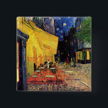 Bóton Quadrado 5.08cm Café Terrace à noite por Vincent van Gogh<br><div class="desc">Café Terrace, no Place du Forum, de Vincent van Gogh, é uma pintura de paisagens arquitetônicas de apos impressionismo de arte. Uma vista exterior de um restaurante com mesas, cadeiras, garçons e jantar em pessoas. Uma bela noite com estrelas no céu em Arles, França. Sobre o artista: Vincent Willem van...</div>