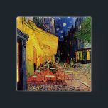 Bóton Quadrado 5.08cm Café Terrace à noite por Vincent van Gogh<br><div class="desc">Café Terrace, no Place du Forum, de Vincent van Gogh, é uma pintura de paisagens arquitetônicas de apos impressionismo de arte. Uma vista exterior de um restaurante com mesas, cadeiras, garçons e jantar em pessoas. Uma bela noite com estrelas no céu em Arles, França. Sobre o artista: Vincent Willem van...</div>