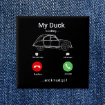 Bóton Quadrado 5.08cm Cartão-postal 2CV Deux Chevaux Funny Smartphone<br><div class="desc">Apresentando nossa última obra-prima: o 'Meu Pato está chamando' design, agora adorando nosso elegante botão preto quadrado. No seu coração está o emblemático pato 2CV, uma homenagem à idade do ouro dos carros clássicos e do charme vintage. Uma fusão lúdica de tradição e inovação, este botão apresenta botões vermelhos e...</div>